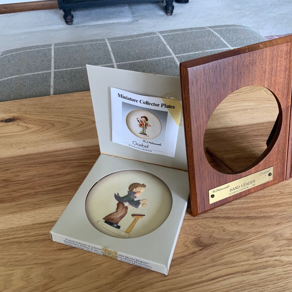 M.J.Hummel Miniature Plate 1987 “Band Leader” & Frame